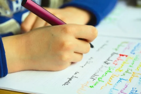 Η τεχνολογία έχει «κλέψει» από τα παιδιά την ικανότητα να… κρατούν το μολύβι τους