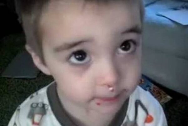 ΞΕΚΑΡΔΙΣΤΙΚΟ VIDEO: Προσπαθεί να πείσει την μαμά του ότι δεν έφαγε τις τρούφες