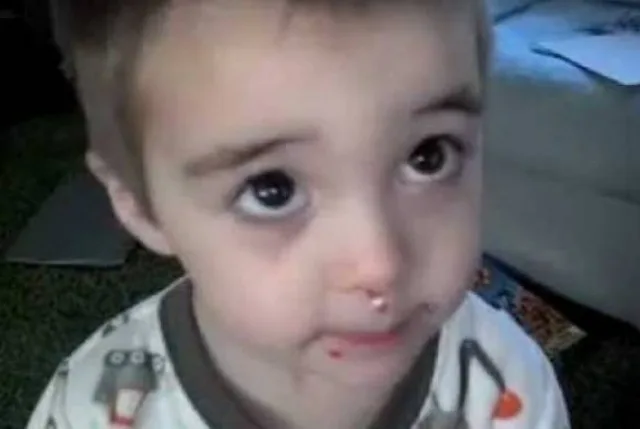 ΞΕΚΑΡΔΙΣΤΙΚΟ VIDEO: Προσπαθεί να πείσει την μαμά του ότι δεν έφαγε τις τρούφες