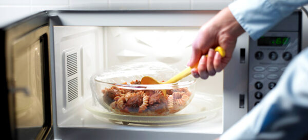 Φούρνος μικροκυμάτων: Πώς θα ζεστάνετε και θα μαγειρέψετε το φαγητό με ασφάλεια