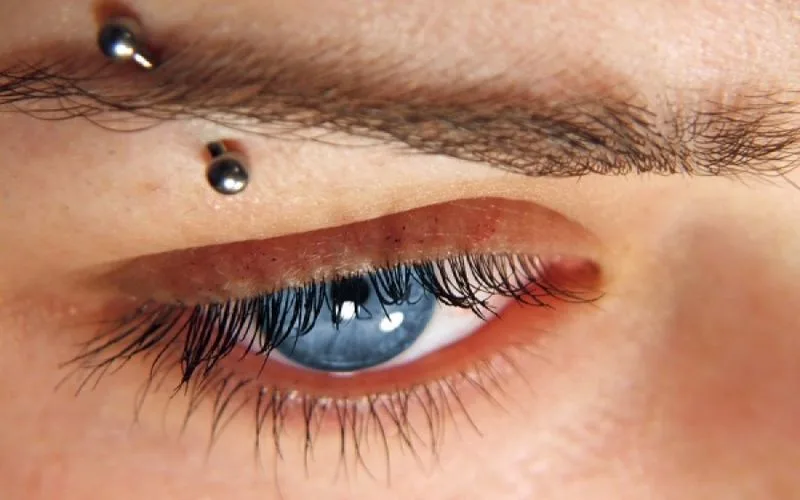 Τρύπα στο φρύδι: Δείτε ποιους κινδύνους κρύβει