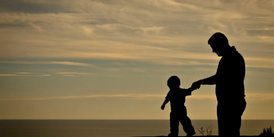 Η ΣΙΩΠΗΛΗ ΑΓΑΠΗ ΕΝΟΣ ΚΩΦΑΛΑΛΟΥ ΠΑΤΕΡΑ (VIDEO)