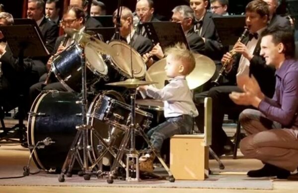 Λιλιπούτειος ντράμερ κλέβει την παράσταση στη Ρωσία… [video]