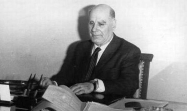 Όταν ζητούσαν αφορισμό του Παπανούτσου: Η δημοτική και το κυνήγι από τη Χούντα