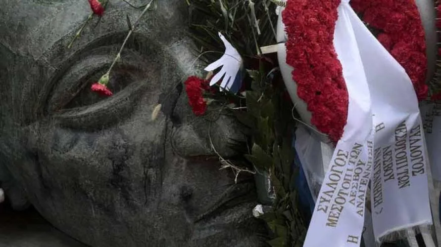 Κατάθεση στεφάνου του Υπ Παιδείας Ν. Φίλη στο Πολυτεχνείο