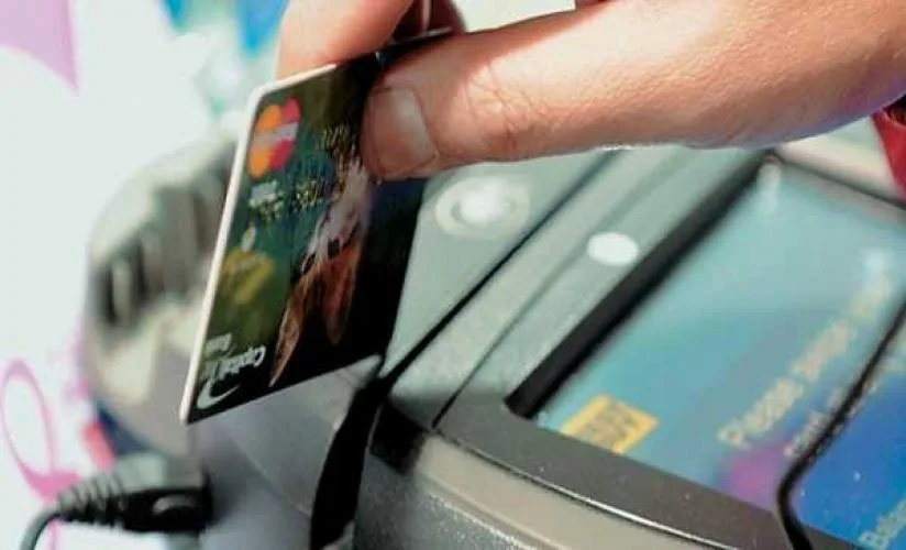 Εκτακτο σχέδιο για νέο «κρυφό» φόρο σε τραπεζικές συναλλαγές και POS