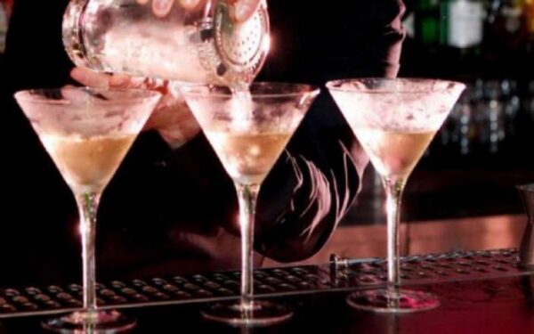 Κατεξοχήν ελληνικά επαγγέλματα : Σερβιτόροι και bartenders !