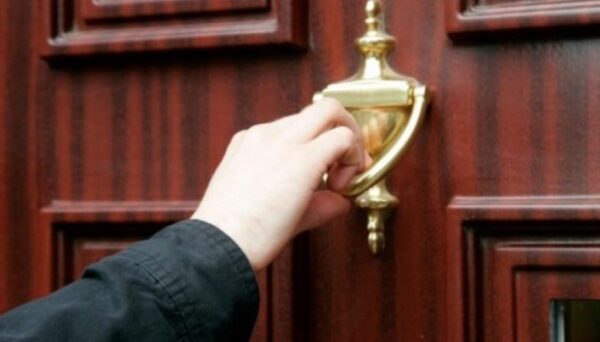 Το χτύπημα της πόρτας…