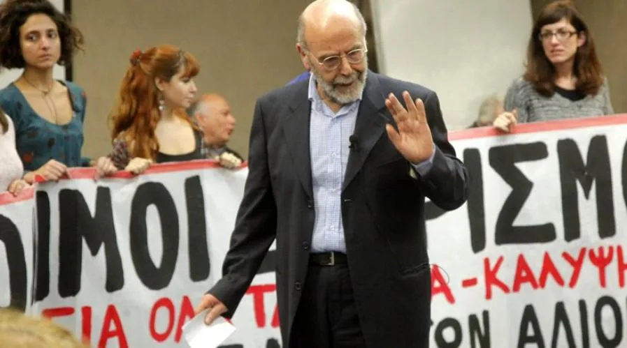 Με ντουντούκες περίμεναν τον Λιάκο φοιτητές και αδιόριστοι εκπαιδευτικοί