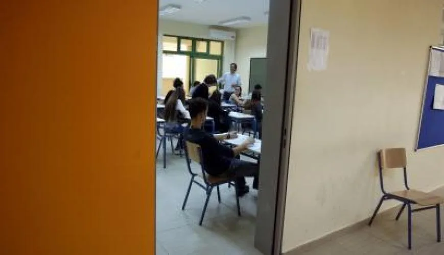 Διάλογος για την Παιδεία με «γλάστρες» και «καρφιά» κατά Φίλη