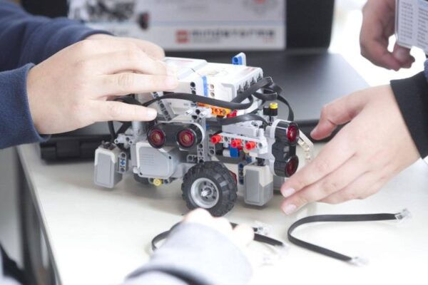 16 Λύκεια της χώρας εφοδιάζονται με εξοπλισμό εκπαιδευτικής ρομποτικής