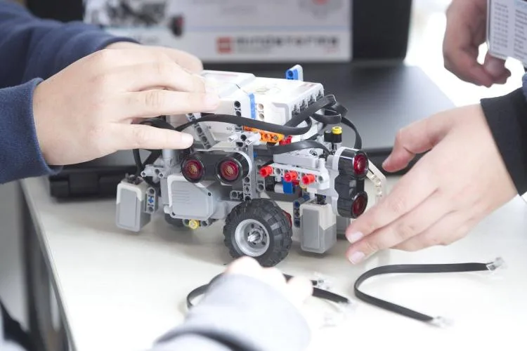 16 Λύκεια της χώρας εφοδιάζονται με εξοπλισμό εκπαιδευτικής ρομποτικής