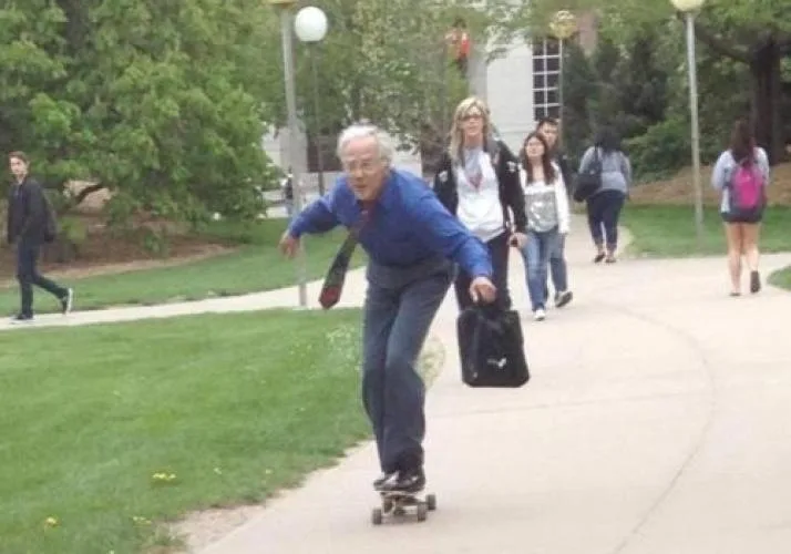 Σχολεία που μοιάζουν με ΚΑΠΗ (σάτιρα για τα νέα μέτρα)