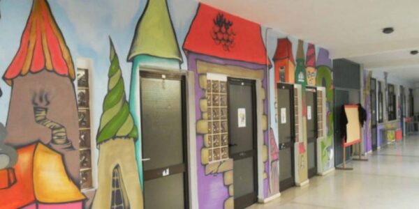 Ένα σχολείο με υπέροχα γκράφιτι στους τοίχους