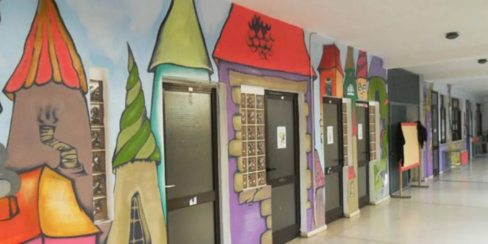 Ένα σχολείο με υπέροχα γκράφιτι στους τοίχους