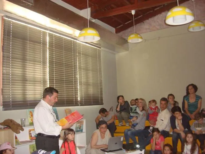 Παγκόσμια Ημέρα Βιβλίου: Ο Γιώργος Καμίνης διάβασε παραμύθια στα παιδιά