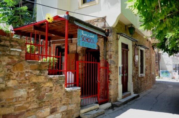 Το πρώτο σχολείο για τα προσφυγόπουλα ξεκίνησε στη Χίο