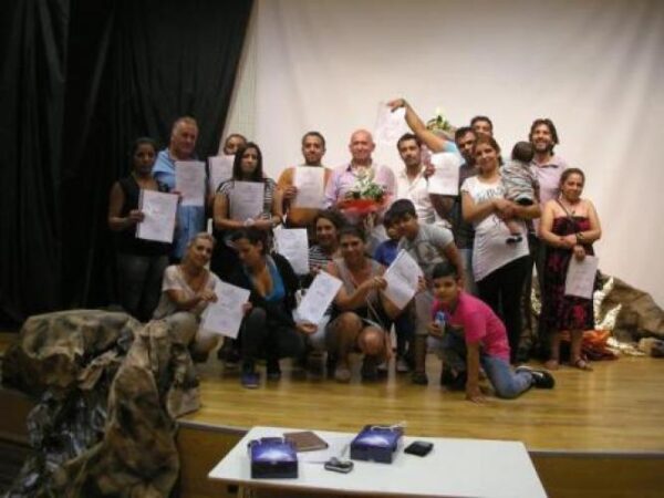 Απολυτήρια “με το σπαθί τους” 19 ενήλικες Ρομά