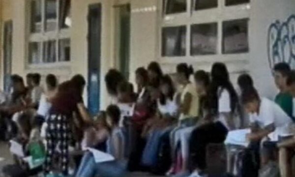 Κρήτη: Η Παιδεία σε … παγκάκια!