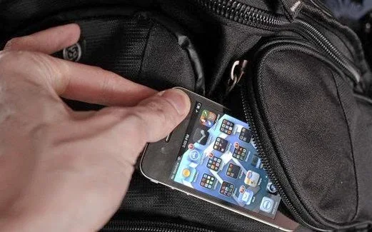 ΑΠΙΣΤΕΥΤΟ: Δείτε ένα βίντεο που θα σας κάνει να μην ξαναβγάλετε ποτέ το κινητό σας στο μετρό! [video]