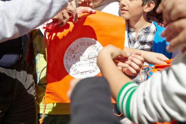 «Πιάσε το χέρι μου» Οι μαθητές Αγίας Παρασκευής και Χαλανδρίου στηρίζουν τα προσφυγόπουλα