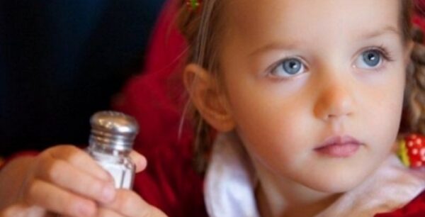 Γνωρίζετε ποια τρόφιμα που δίνετε στο παιδί σας κρύβουν πολύ αλάτι;