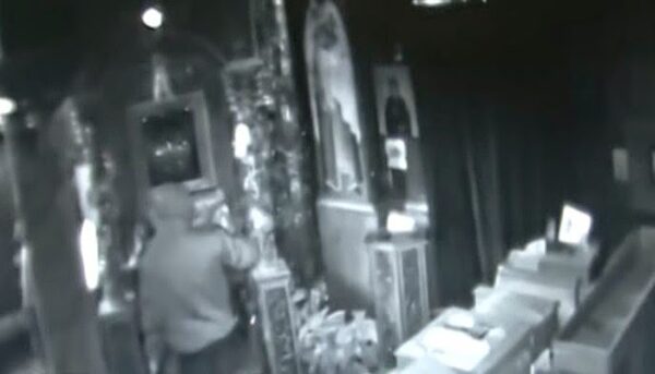 Ληστές διέρρηξαν εκκλησία, έκαναν το σταυρό τους κι … έφυγαν (βίντεο)