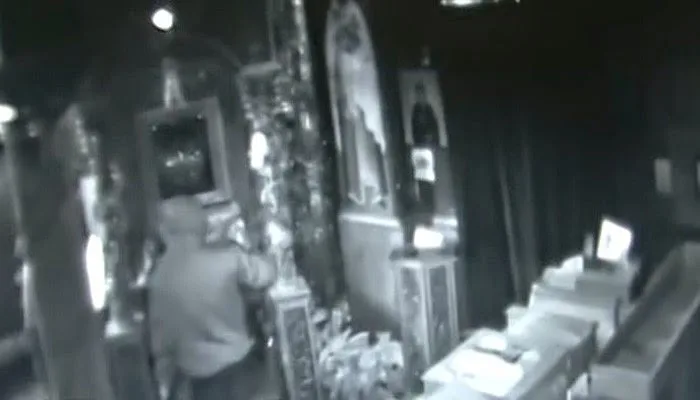 Ληστές διέρρηξαν εκκλησία, έκαναν το σταυρό τους κι … έφυγαν (βίντεο)