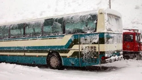 Εγκλωβίστηκαν μαθητές σε λεωφορεία μέσα στον χιονιά ενώ πήγαιναν σχολείο