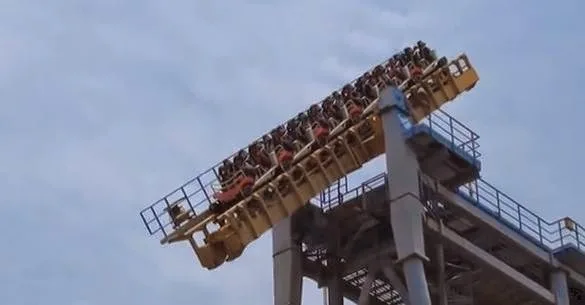 Αυτό είναι το πιο τρομακτικό τρενάκι τρόμου στον κόσμο! Στο τέλος του βίντεο θα καταλάβετε το γιατί…