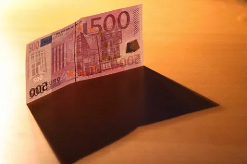 Τελειώνουν μισθούς, αποζημιώσεις εκπαιδευτικών – Τους κάνουν υπαλλήλους του «500άρικου»