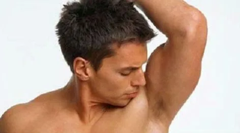 Υγιεινή : Δεν μπορείτε να πιστέψετε τι φταίει και μυρίζουν οι μασχάλες σας