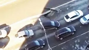 Απίστευτο βίντεο:Τεράστια τρύπα ανοίγει ξαφνικά στη μέση του δρόμου!