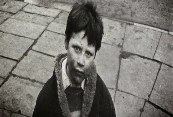 Αληθινή ιστορία: Ένα φτωχό αγόρι χτύπησε μια πόρτα για να ζητήσει φαγητό. Αυτός που του άνοιξε…