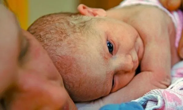 Γνωρίζετε τι κάνουν τα μωρά την πρώτη ώρα της ζωής τους;