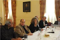 Κάνει άσυλο τα ΑΕΙ, πετσοκόβει τη χρηματοδότηση τους