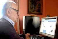 Διδάσκει αρχαία μέσω … Facebook από το 2013!