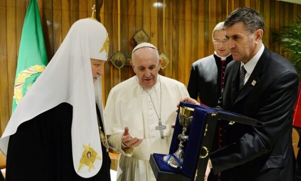 Άγιο Ποτήριο πρόσφερε ως δώρο ο Πάπας Φραγκίσκος στον Πατριάρχη Μόσχας Κύριλλο