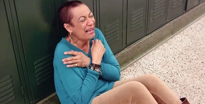 Περπατούσε στο διάδρομο, όταν είδε ΑΥΤΟ από τους μαθητές της. Μετά από λίγο, ξέσπασε σε Λυγμούς