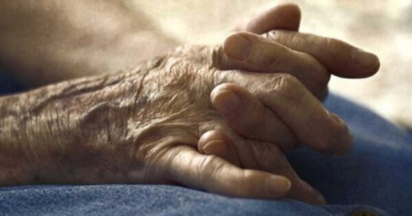 ΣΥΓΚΛΟΝΙΣΤΙΚΗ ΙΣΤΟΡΙΑ: Η …άσχημη μάνα