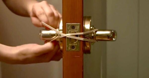 Έδεσε ένα λαστιχάκι στη πόρτα! Ο λόγος; Ιδιοφυής! (βίντεο)