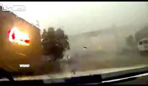 Σοκ: Θυελλώδεις άνεμοι παρασύρουν… τραίνο από γέφυρα! (Βίντεο)