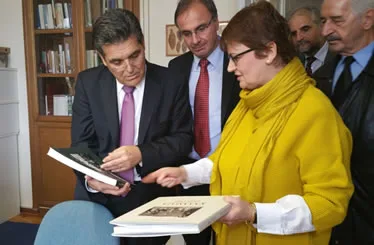 13-11-14 Υπογραφή Χρησιδανείου ανάμεσα στο Υπουργείο Παιδείας και το Δήμο Καλαμάτας για τα ΓΑΚ