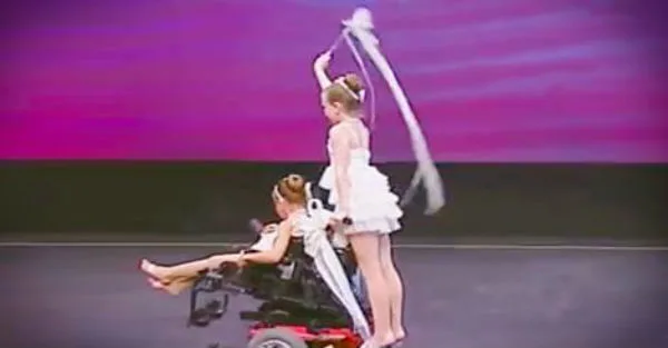 Συγκινητικό βίντεο: Ο χορός ενός κοριτσιού με εγκεφαλική παράλυση με την αδερφή της