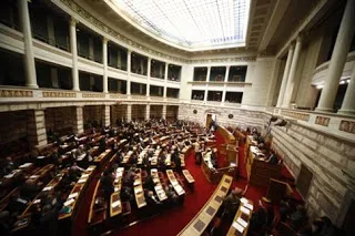 Αναφορά από το Κ.Κ.Ε. στη Βουλή σχετικά με την υπαγωγή και των συμβασιούχων του Δημοσίου στις προβλέψεις του νόμου για χορήγηση άδειας ασθενείας τέκνων