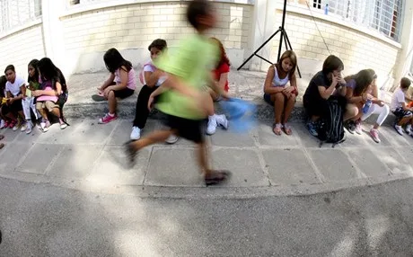 Αντιπαράθεση γονέων και εκπαιδευτικών για τα κινητά τηλέφωνα των μαθητών