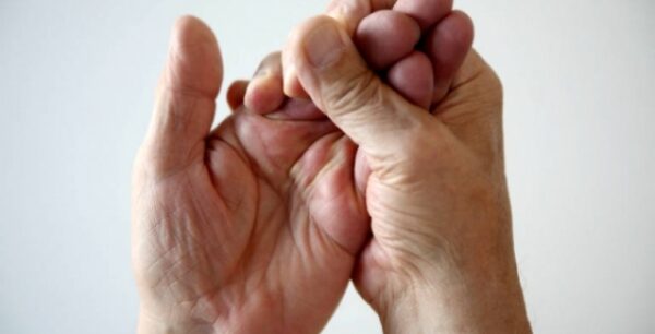 Μούδιασμα στα άκρα: Όλες οι ύπουλες αιτίες – Πότε πρέπει να πάτε στο γιατρό