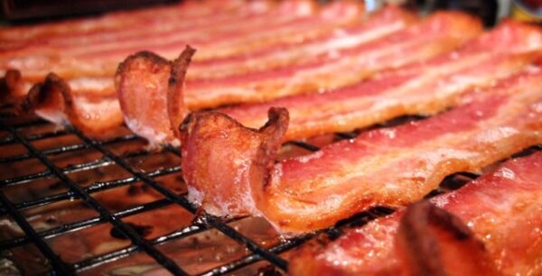 Το μπέικον είναι τόσο καρκινογόνο όσο και το κάπνισμα
