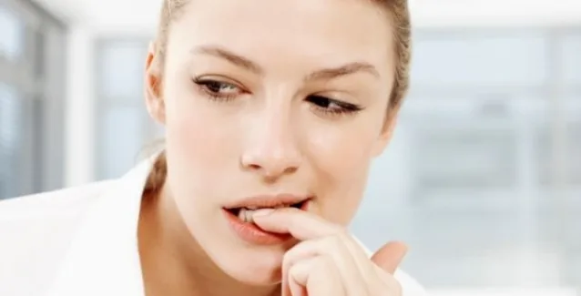 Τρία “τικ” που έχετε και κάνουν κακό στην υγεία σας