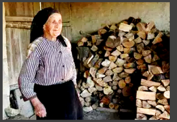 «Αχ, ρε μάνα! Δεν ξέρω αν μ’ ακούς.. μου λείπεις πολύ»